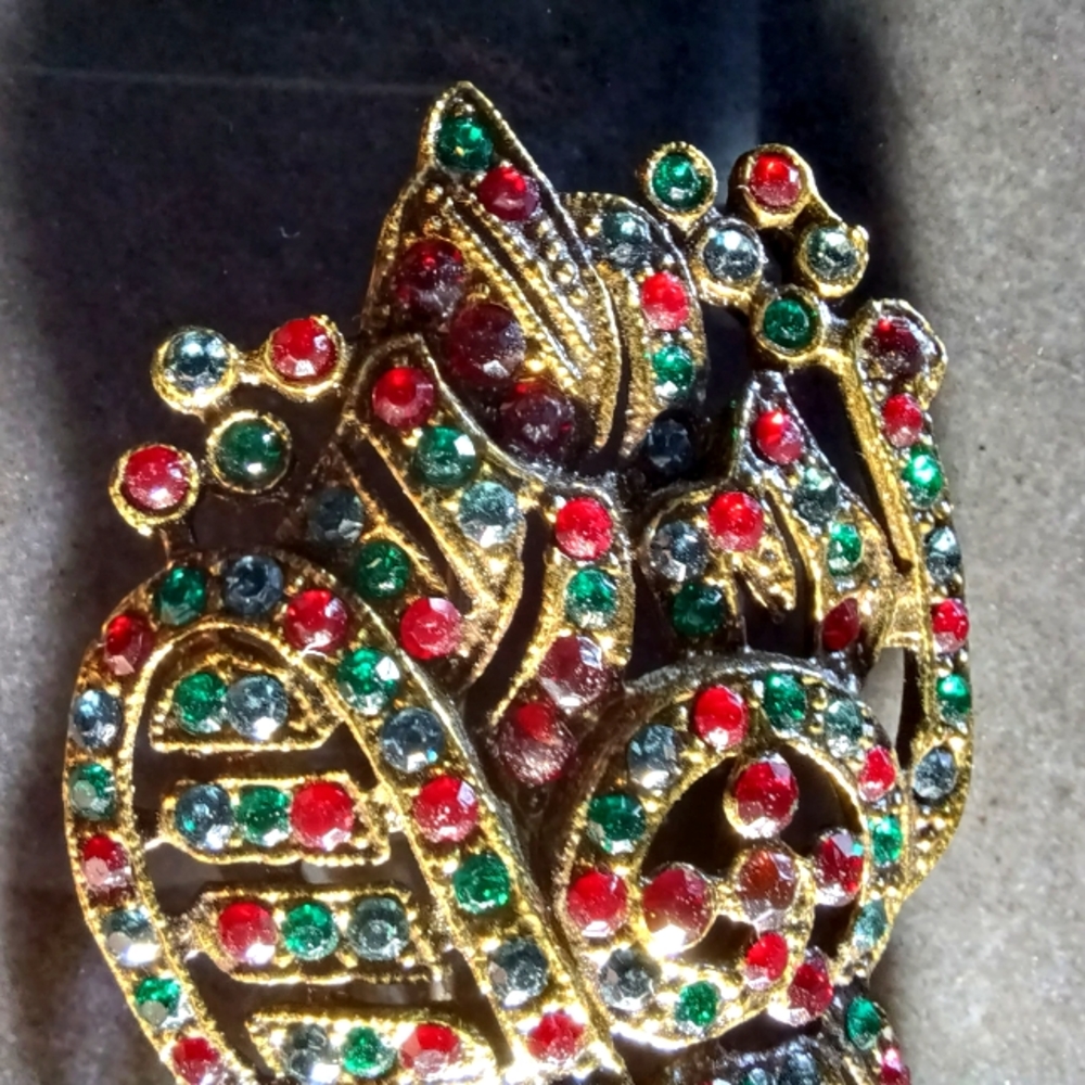 Vintage ROCOCO Signed Red Green Rhinestone Brooch Pin - Picture 2 of 13